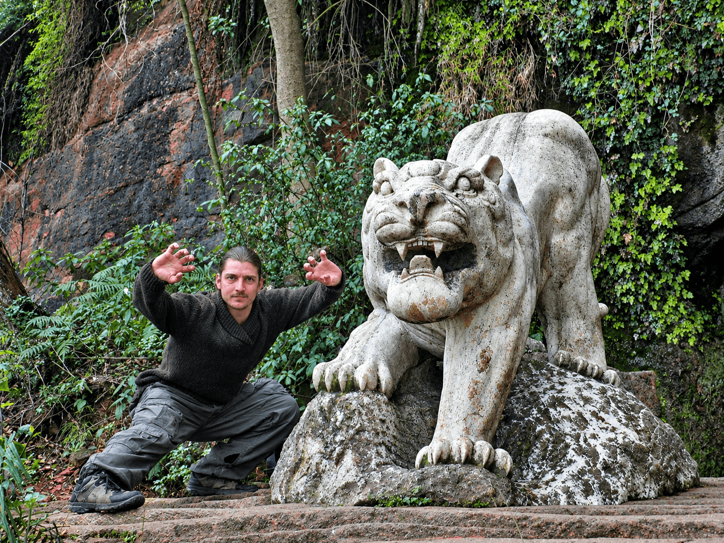 Shaolin-Tigerform vor der Steintiger-Statue